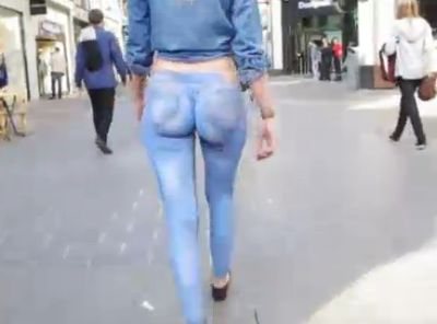 Η κοπέλα που περπατάει στο δρόμο χωρίς... παντελόνι!