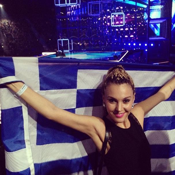 Η Τάμτα με την ελληνική σημαία2