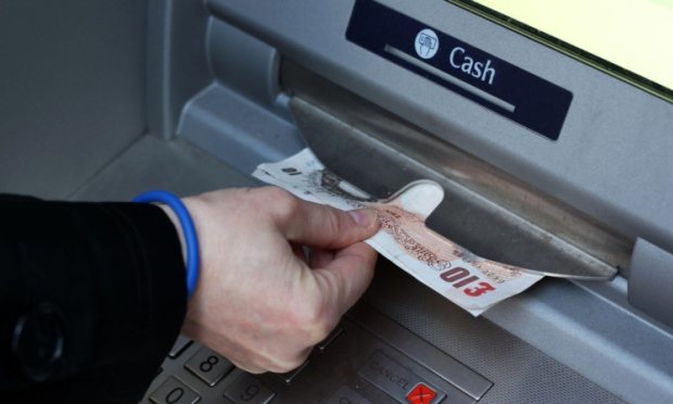 Γεμίζουν με χαρτονομίσματα τα ATM στη Σκωτία