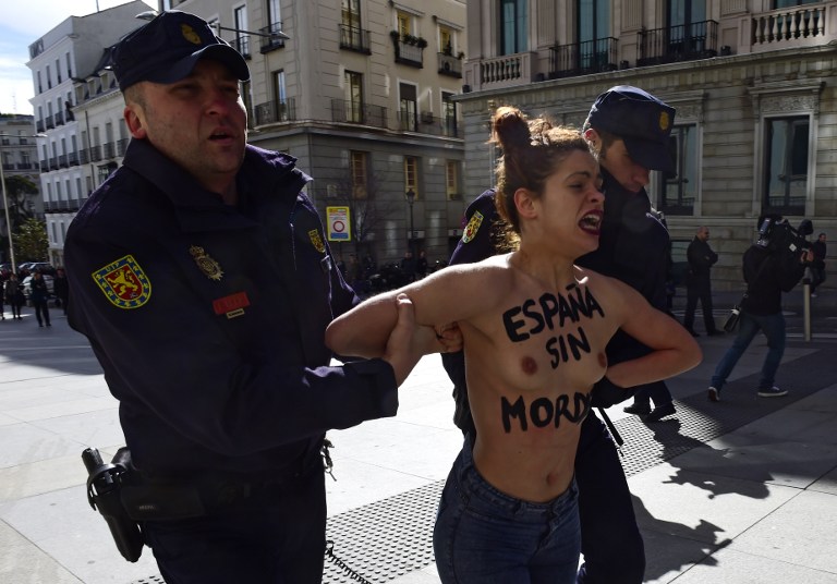 Οι γυμνόστηθες FEMEN «έσπασαν» τους περιορισμούς για τις διαδηλώσεις στην Ισπανία
