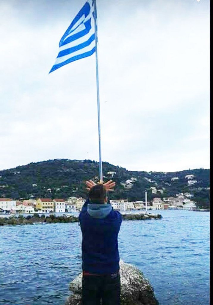 Ανήλικος Αλβανός σχημάτισε τον αλβανικό αετό κάτω από ελληνική σημαία2