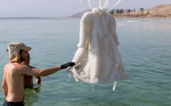 Άφησε φόρεμα στη Νεκρά Θάλασσα για 2 χρόνια. Το αποτέλεσμα δεν το περίμενε κανείς