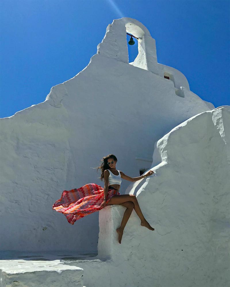 Izabel Goulart: Φωτογραφίζεται με το μαγιό της και την ελληνική σημαία