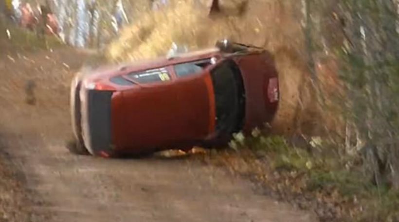 Τρομακτικό βίντεο: Αγωνιστικό αυτοκίνητο κάνει πέντε τούμπες και καταλήγει σε ποτάμι