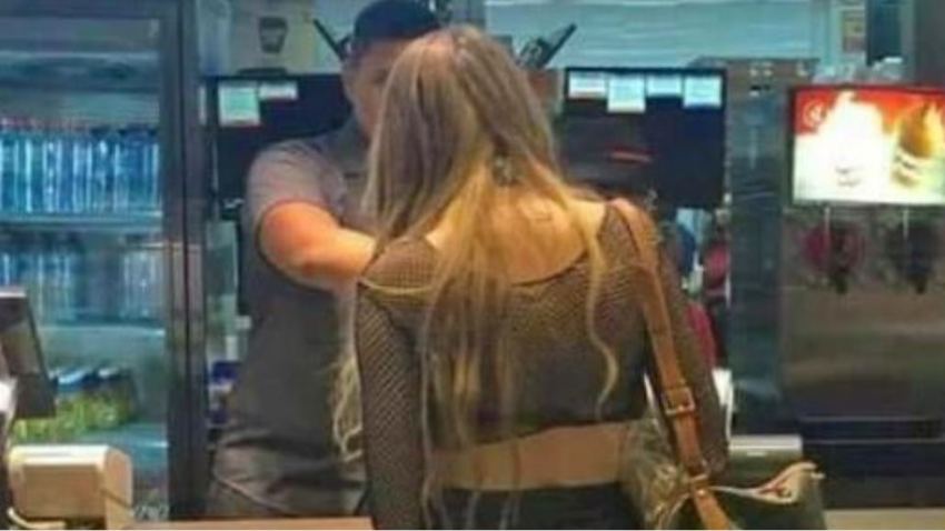 Φωτογραφία: Τουρίστρια πήγε στα McDonald's και «ξέχασε»... τη φούστα της!