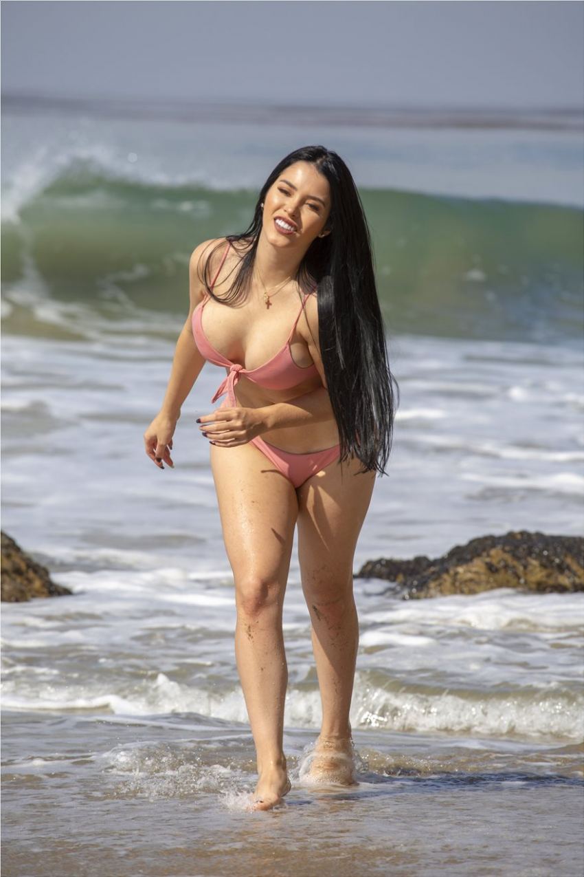 Claudia Alende:H Βραζιλιάνα Megan Fox πήγε για μπάνιο και το στήθος της... αποκαλύφθηκε στους παπαράτσι