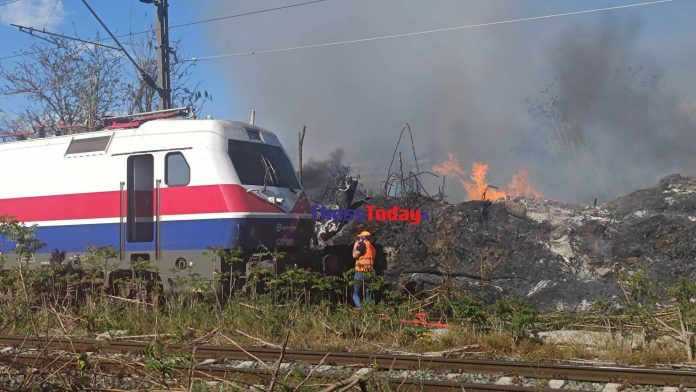 Φωτιά στον σιδηροδρομικό άξονα Θεσσαλονίκη-Ειδομένη – Σώθηκαν τελευταία στιγμή οι μηχανοδηγοί (Φωτό & Βίντεο)