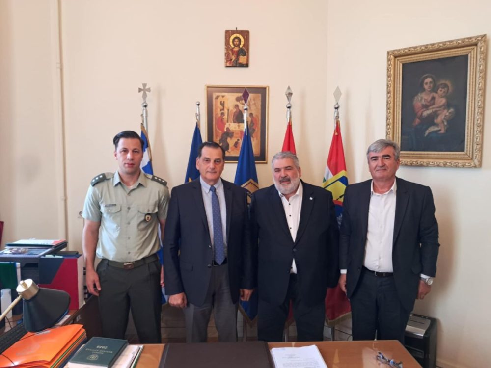 Υπογραφή σύμβασης παραχώρησης 47 στρεμμάτων του πρώην στρατοπέδου ΦΟΥΦΑ στον Δήμο Εορδαίας για την ανέγερση Δημοτικού Σταδίου