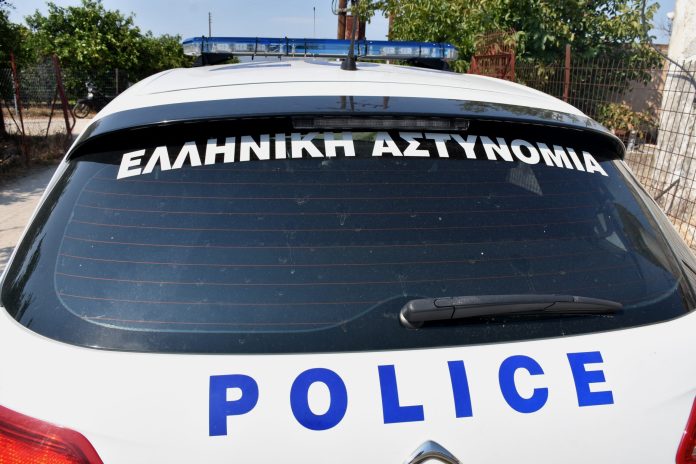 Αμπελόκηποι: «Θα πάω να τον σκοτώσω» – Σε αμόκ η γυναίκα που απείλησε με όπλο αστυνομικούς του τμήματος Ζωγράφου