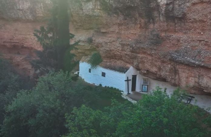 Ανάσταση μέσα σε έναν πανέμορφο και μοναδικό κρατήρα – Το πιο ξεχωριστό εκκλησάκι της Ελλάδας (Βίντεο)