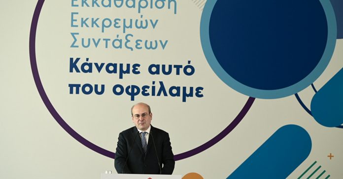 Χατζηδάκης: Τελειώσαμε με τις εκκρεμείς κύριες συντάξεις και πλέον εκδίδουμε νέες σε 2 μήνες