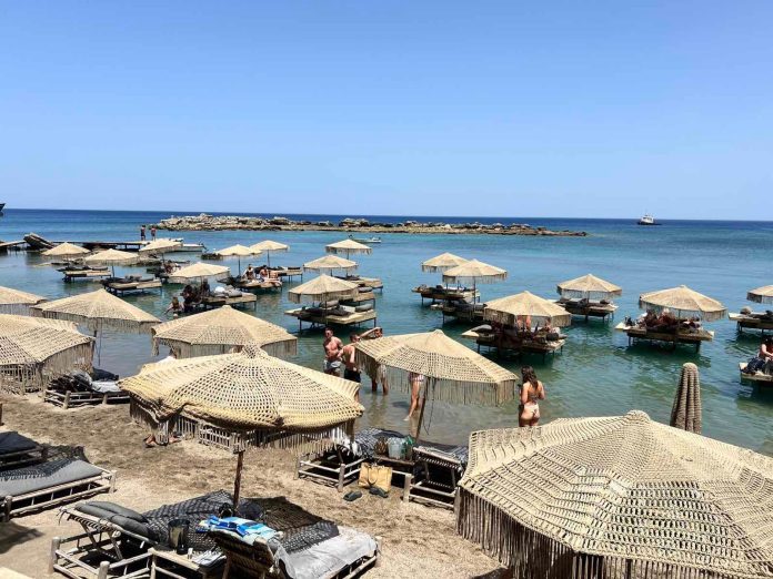 Ρόδος: Ο Δήμος βάζει «λουκέτο» στο beach bar με τις ξαπλώστρες μέσα στο νερό