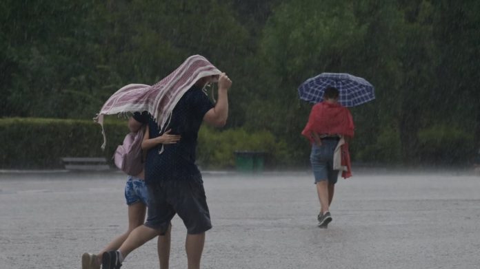 Βροχερός ο καιρός