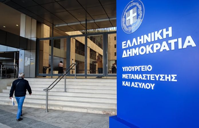 Εκκενώνεται η δομή του Σχιστού μετά από ανατροπή βυτιοφόρου που μετέφερε υγραέριο