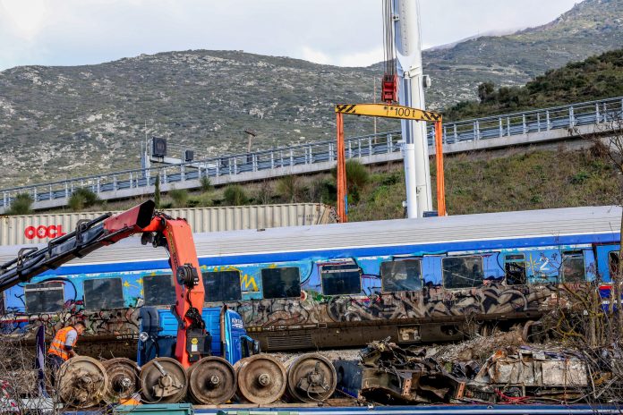 Τέμπη: Καταγγελίες για σκόπιμες καθυστερήσεις στις έρευνες – Η έκρηξη, το μπάζωμα και ο ρόλος του ΕΜΠ