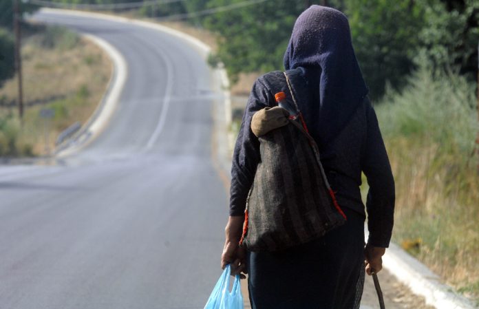 Ηράκλειο: Νέα απάτη σε ηλικιωμένη – Πέταξε σε σακούλα τα λεφτά της για να σώσει την κόρη της