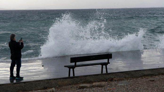 Καιρός: Παραμένουν οι ισχυροί άνεμοι στο Αιγαίο – Πού θα βρέξει