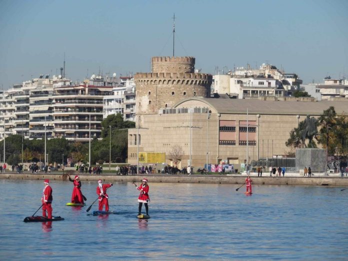 Θεσσαλονίκη: Από Αϊ-Βασίληδες που κωπηλατούν με sup γεμίζει ο Θερμαϊκός