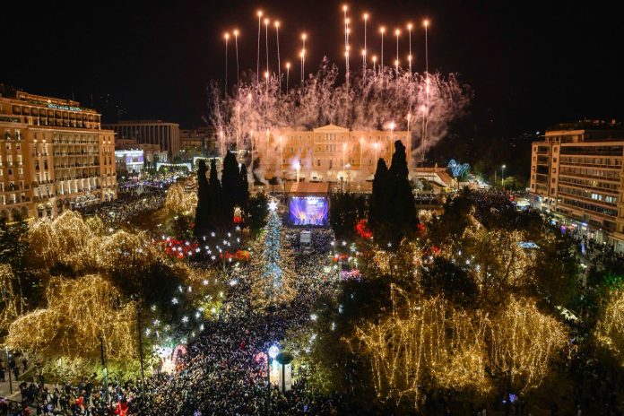 Δήμος Αθηναίων: Με μια πρωτότυπη παράσταση, ένα εντυπωσιακό drone show και αθόρυβα πυροτεχνήματα, υποδέχθηκε η Αθήνα το νέο έτος στην πλατεία Συντάγματος