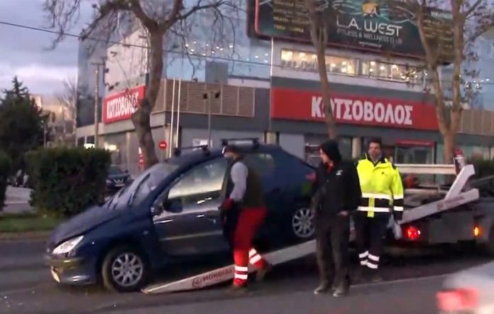 Καραμπόλα τριών αυτοκινήτων στο Χαϊδάρι, τραυματίστηκαν ελαφρά τρεις άνθρωποι