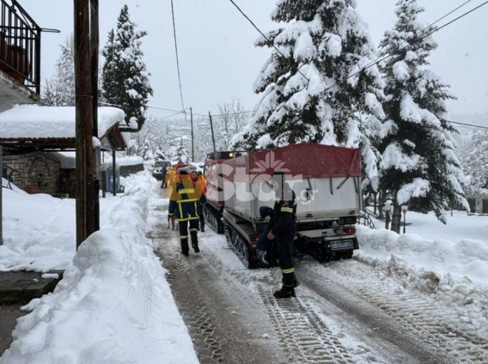 Φθιώτιδα: Επιχείρηση απεγκλωβισμού ηλικιωμένου ζευγαριού από τα χιόνια – ΒΙΝΤΕΟ 