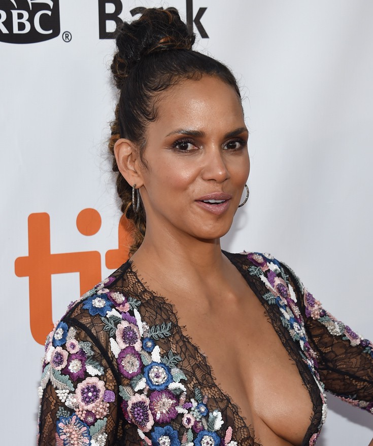 Το ντεκολτέ της Halle Berry έκανε τα κλικ να πάρουν φωτιά