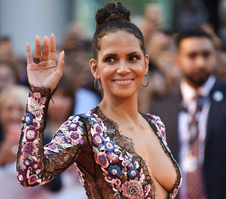 Το ντεκολτέ της Halle Berry έκανε τα κλικ να πάρουν φωτιά