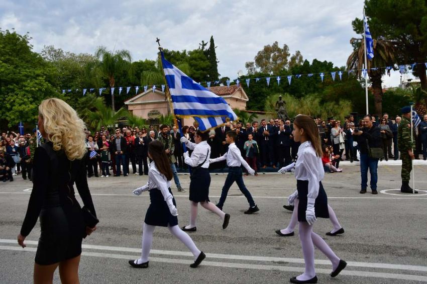 Ξανθιά δασκάλα μετέτρεψε την παρέλαση σε... πασαρέλα