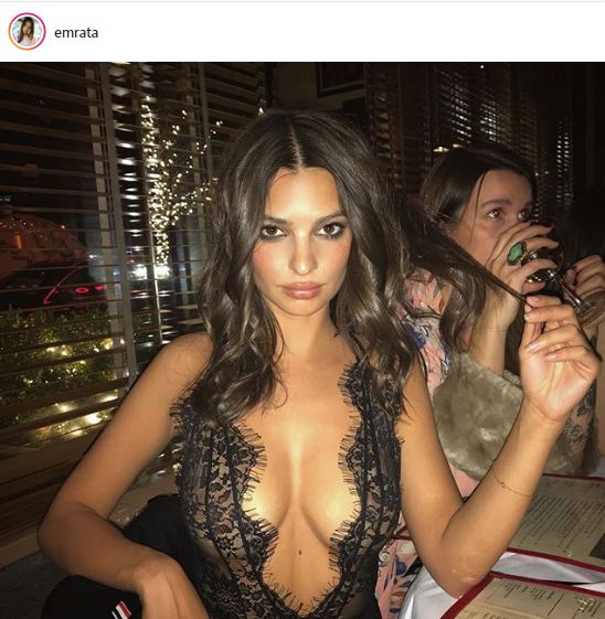 Το... πρωτοχρονιάτικο μπούστο της Emily Ratajkowski