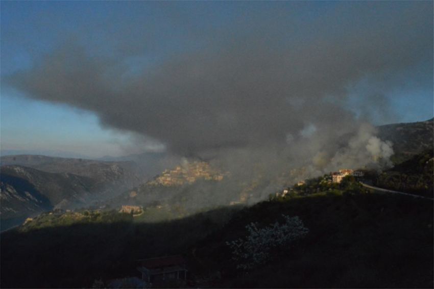 Η Αράχωβα χάθηκε στους καπνούς από το ψήσιμο των αρνιών