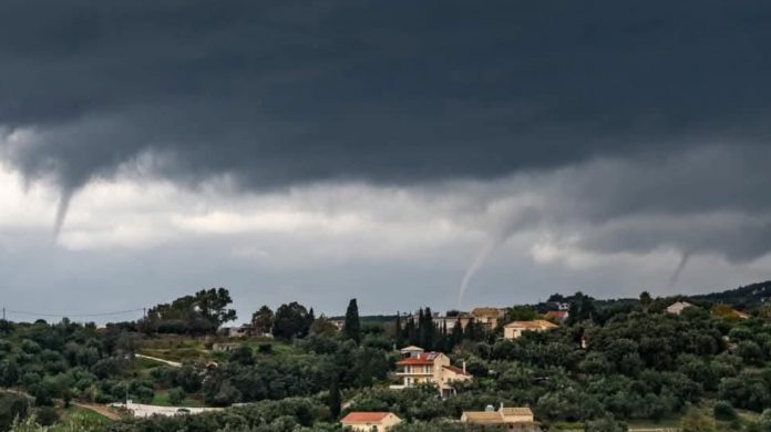 Κακοκαιρία Bora: Εντυπωσιακές εικόνες από υδροστρόβιλους στην Κέρκυρα