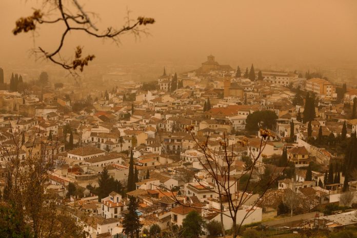 Καιρός – Στη «δίνη του νέφους» μπαίνει και η Ελλάδα: «Η συγκέντρωση αφρικανικής σκόνης ξεπέρασε κάθε προηγούμενο» – «Μέχρι τέλη Μαΐου το φαινόμενο», λένε οι ειδικοί