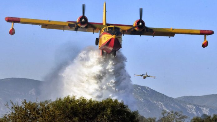 Πάρνηθα: 4 αεροσκάφη και 8 ελικόπτερα στο πύρινο μέτωπο της Πάρνηθας – Η ενημέρωση της Πυροσβεστικής