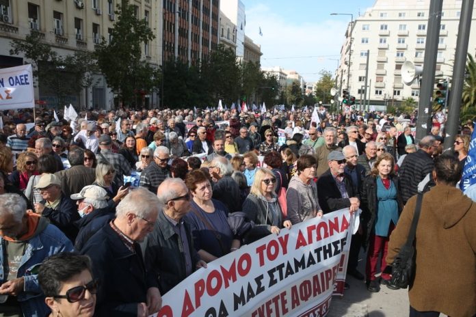 Αθήνα: Σε εξέλιξη το πανελλαδικό συλλαλητήριο των συνταξιούχων