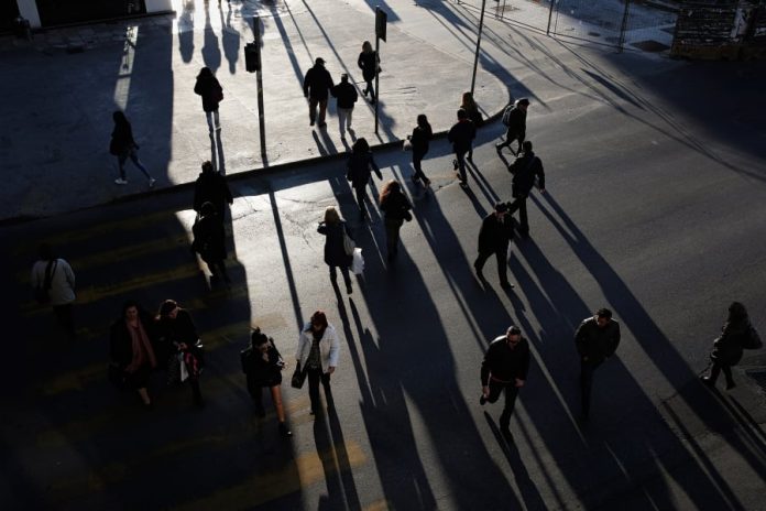 Συντάξεις και δημογραφικό ασκούν διαρκείς πιέσεις στα δημόσια οικονομικά