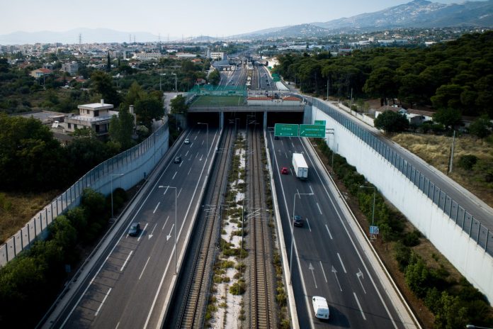 Αττική Οδός: Έπεσαν χώματα στο δρόμο – Μεγάλες καθυστερήσεις στην κίνηση των οχημάτων