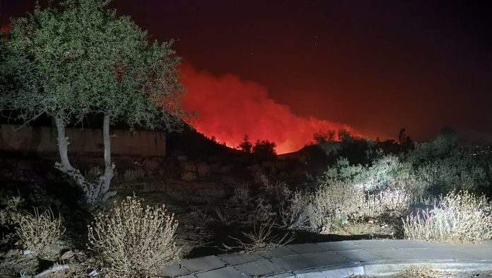 Φωτιά στην Βορειοανατολική Αττική: Σε επιφυλακή η βάση του Πολεμικού Ναυτικού στο Κοτρώνι – Στην Ελευσίνα μεταφέρθηκαν τα ελικόπτερα