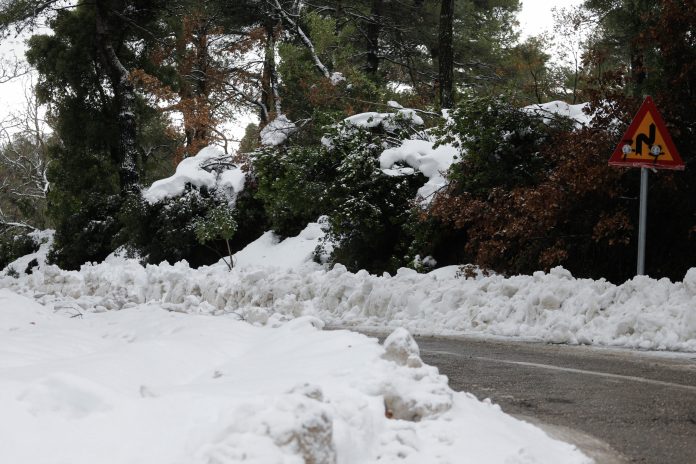 Διακοπή κυκλοφορίας στη λεωφόρο Πάρνηθας λόγω χιονόπτωσης