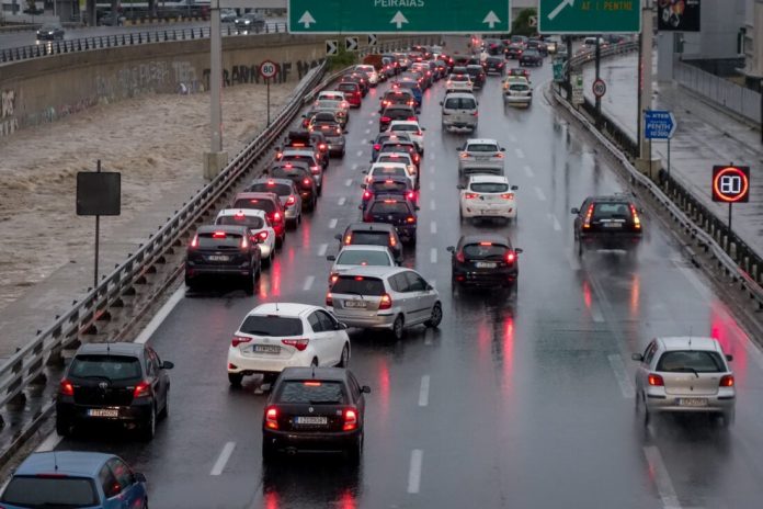 Φορτηγάκι έπεσε σε κολώνα της ΔΕΗ στη λεωφόρο Κηφισού