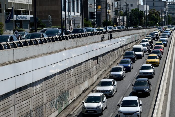 Φωτιά σε όχημα στην Κηφισίας – Μεγάλο μποτιλιάρισμα, στο σημείο η Πυροσβεστική