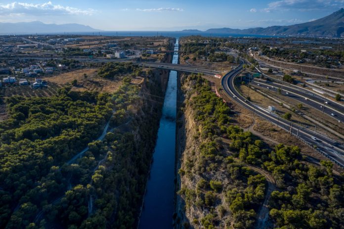 Ισθμός: Άνδρας απειλούσε να αυτοκτονήσει πηδώντας από τη γέφυρα