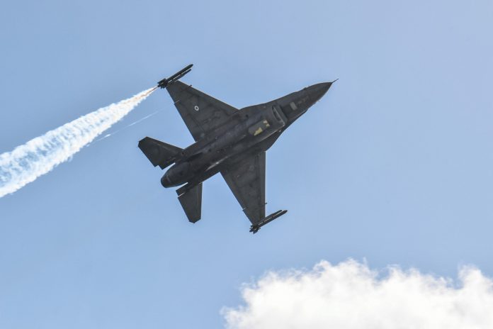 28η Οκτωβρίου: Ποιος είναι ο πιλότος του F-16 στην εντυπωσιακή αεροπορική επίδειξη στη Θεσσαλονίκη