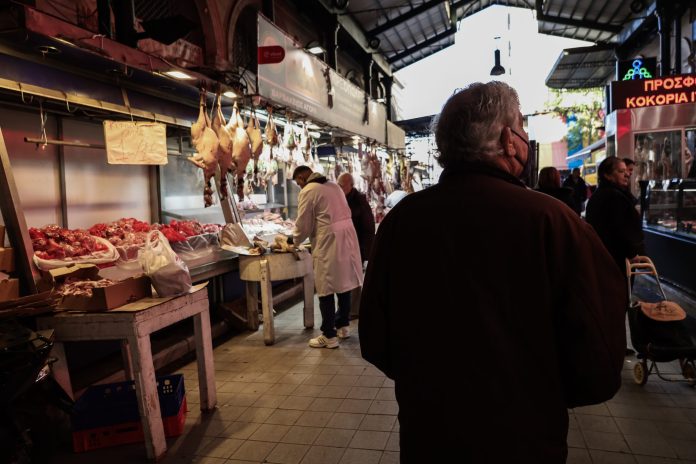 Στους δρόμους οι καταναλωτές για το εορταστικό τραπέζι – Ανοιχτά τα καταστήματα την Κυριακή