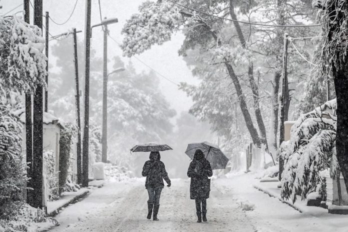 Απότομη αλλαγή του καιρού με χιόνια μέσα στις πόλεις και τσουχτερό κρύο