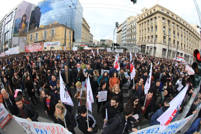 Απεργία δημοσιογράφων, χωρίς ειδήσεις σε κανάλια, sites και ραδιόφωνα – Παραλύει αύριο η χώρα – Πως θα κινηθούν τα Μέσα Μεταφοράς