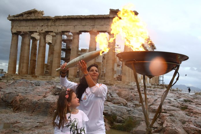 Η Ολυμπιακή Φλόγα στην Ακρόπολη (βίντεο)