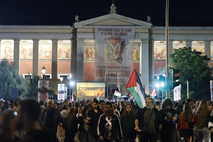 Προπύλαια:  Ολονυκτία διαμαρτυρία φοιτητών  για την Παλαιστίνη