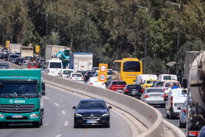 Κίνηση στους δρόμους: Κυκλοφοριακό κομφούζιο στον Κηφισό – Μεγάλες καθυστερήσεις και στην Αττική Οδό