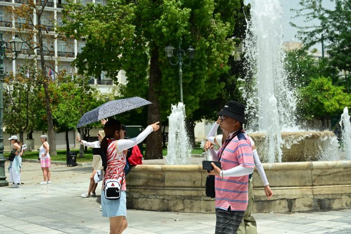 Ξεκινά ο τριήμερος καύσωνας: «Κοκτέιλ σκόνης» και ζέστης θα ανεβάσουν τον υδράργυρο στους 41°C – Κλείνουν τα σχολεία –  Προγνώσεις μετεωρολόγων