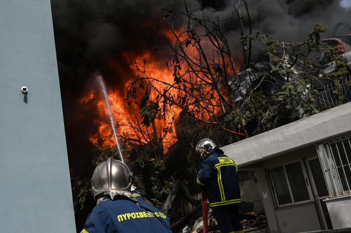 Κάτω Κηφισιά: Έτσι ξεκίνησε η φωτιά στο εργοστάσιο με τα μαγειρικά σκεύη – Παραμένει η ανησυχία για το πυροθερμικό φορτίο